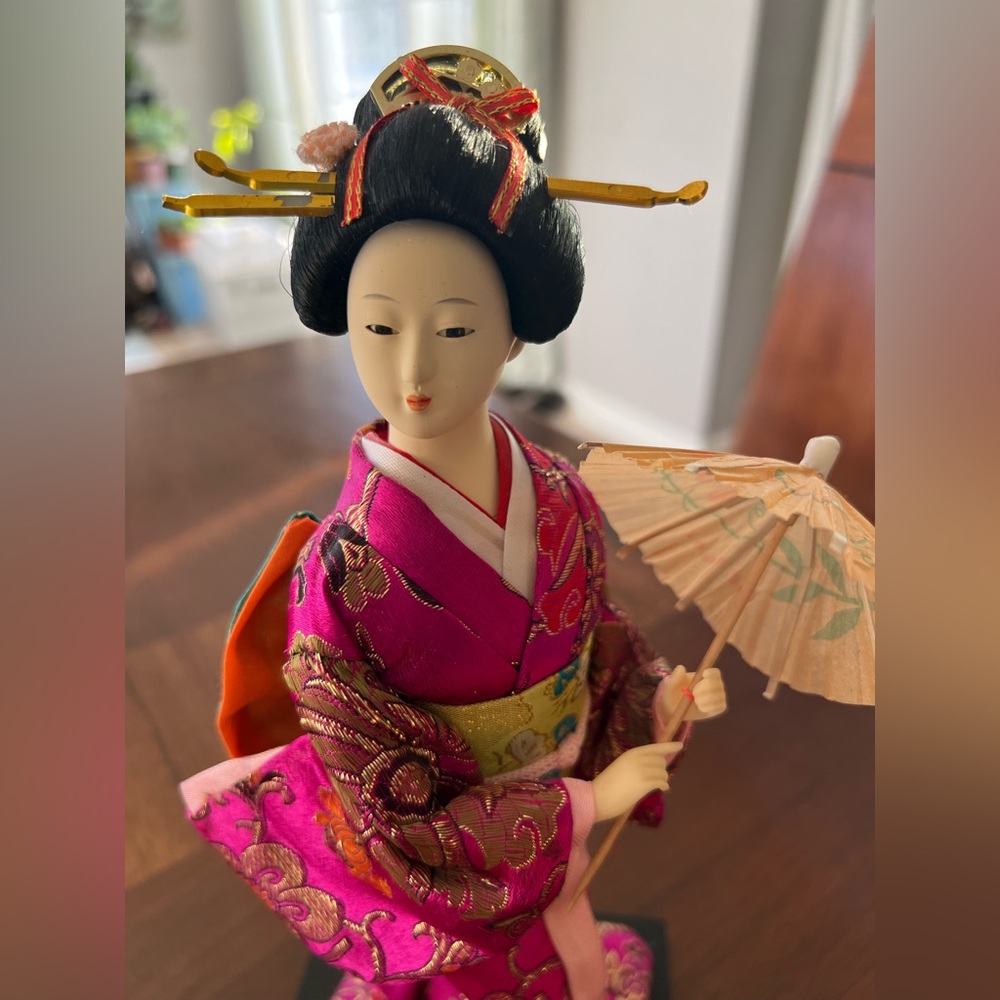 Beautiful Japanese Doll in Kimono with umbrella - Picture 2 of 8
